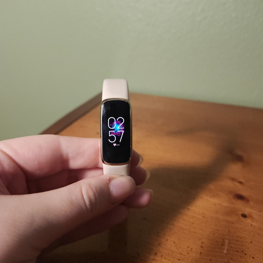 Luxe Fitbit Smartwatch - Gold With Cream Band